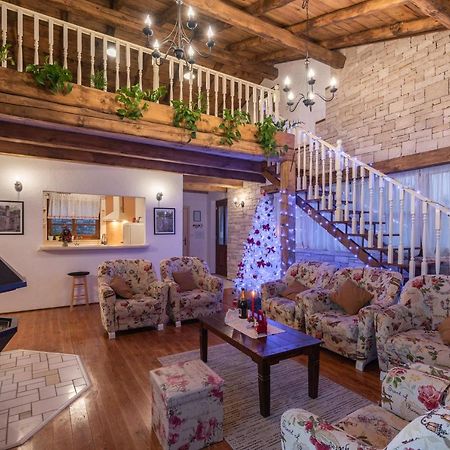 Family Villa Lipica With Private Pool And Jacuzzi Pazin Bagian luar foto
