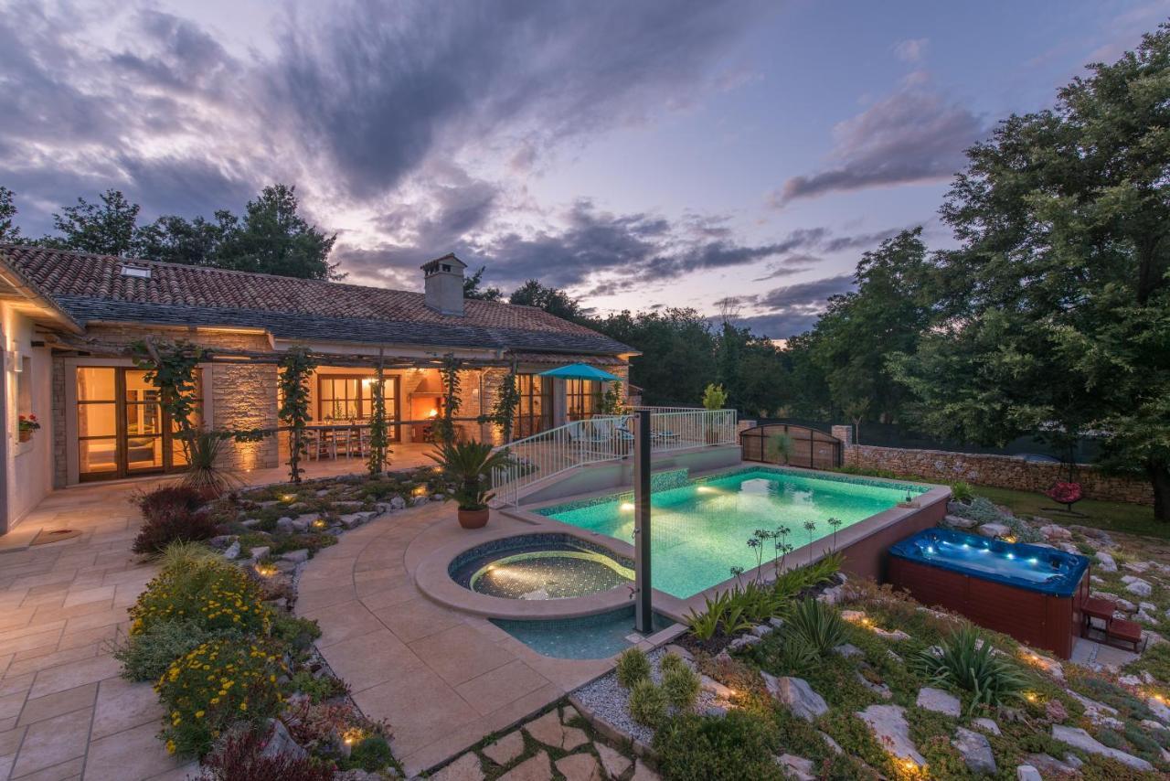 Family Villa Lipica With Private Pool And Jacuzzi Pazin Bagian luar foto