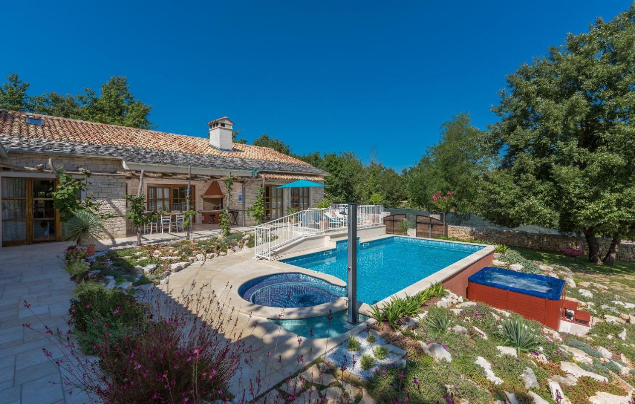 Family Villa Lipica With Private Pool And Jacuzzi Pazin Bagian luar foto